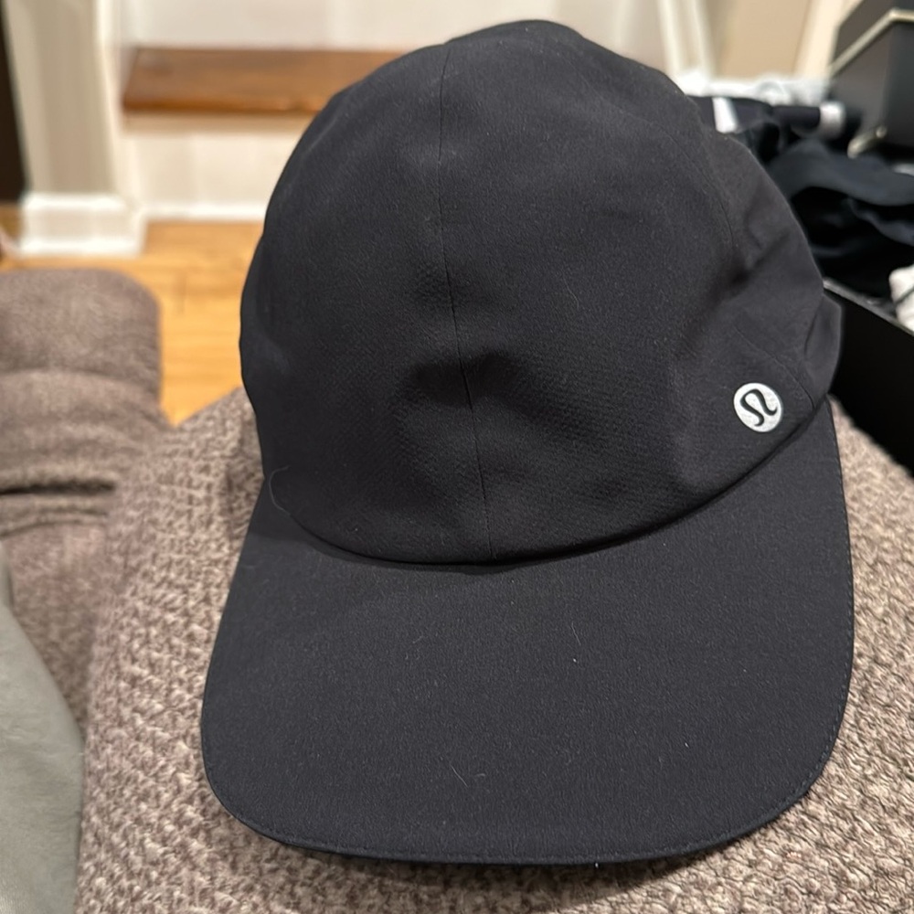 Lululemon Men’s Fast and Free running hat.